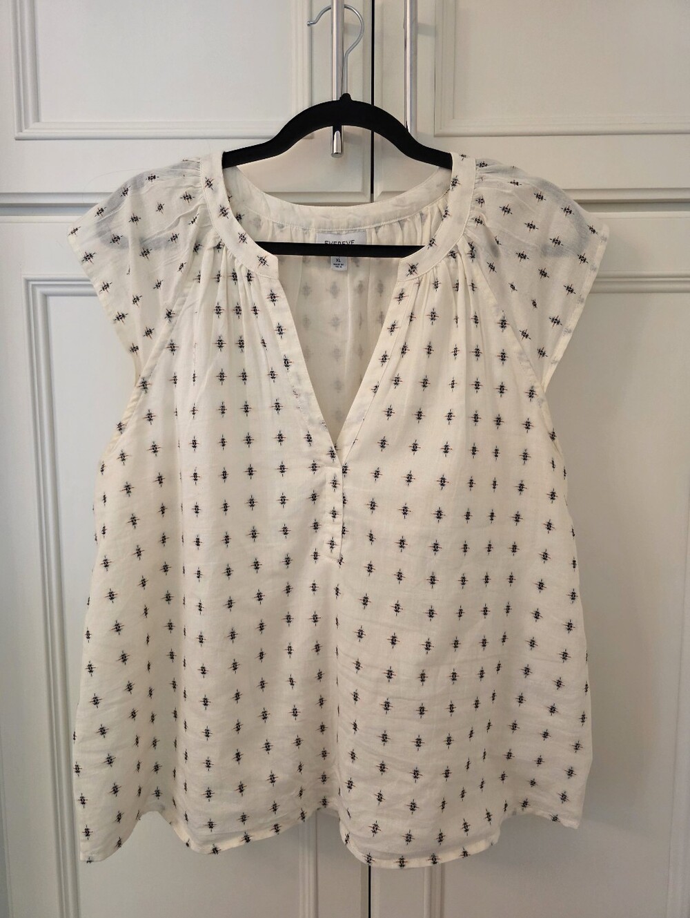 Evereve White Printed V-Neck Cap Sleeve Blouse